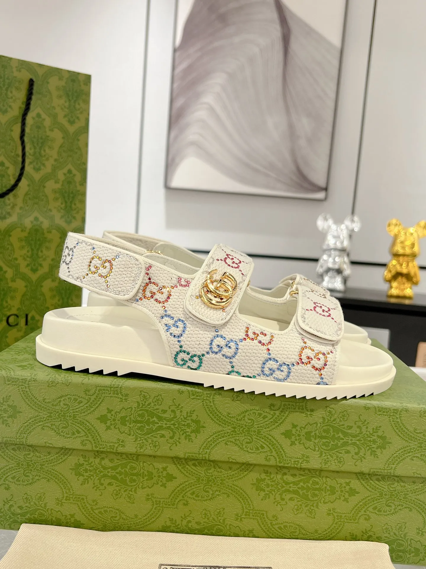 👟👟Ex-factory price 520👟👟 The latest Guccl24ss new product Double G women's Velcro sandals 😎 These flat sandals are designed with Velcro straps, which are modern and sporty, bringing comfort. This accessory is crafted from light blue and ivory white GG denim fabric. The upper straps are decorated with elegant Double G-shaped accessories, showing a unique style. Gucci’s classic presbyopic cloth surface…hot diamond surface…TPU non-slip outsole…ZP molded midsole feet…original metal buckle/rhinestone surface Code number: 35 to 42 (41.42 is custom-made and cannot be returned or exchanged)